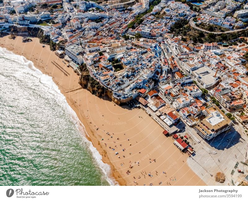 Luftaufnahme der Küste von Albufeira an der Algarve, Portugal. Architektur Strand Antenne Meer weiß Großstadt Stadt Pier Natur im Freien Gebäude Textfreiraum
