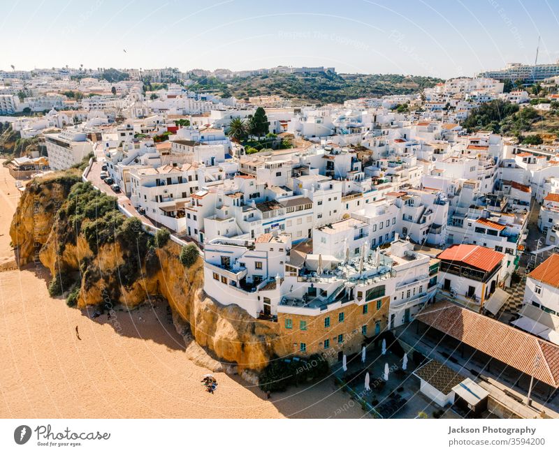 Luftaufnahme der Küste von Albufeira an der Algarve, Portugal. Architektur Strand Antenne Meer weiß Großstadt Stadt Pier Natur im Freien Gebäude Textfreiraum