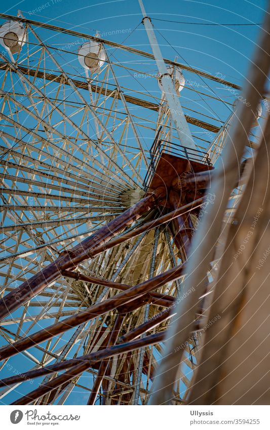 Porträt einer Ansicht von unten des Riesenrads des Vergnügungsparks Skyranch Vergnügen Anziehungskraft Hintergrund Bayern blau Karneval Karussell Feier Kälte