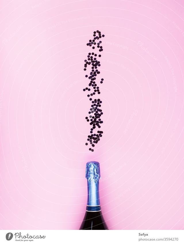 Champagnerflasche und Konfetti fließen auf rosa Neujahr Blasen Flasche Alkohol Feiertag Valentinsgruß Jahrestag Party Termin & Datum festlich Geburtstag Netz