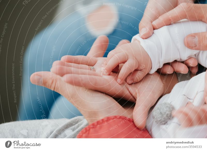 Mama und Papa halten die Hand des Babys. Griff der Kinder neugeboren Mutter Eltern Halt jung Vater Familie Menschen Hintergrund Hände Kaukasier wenig Sohn Liebe