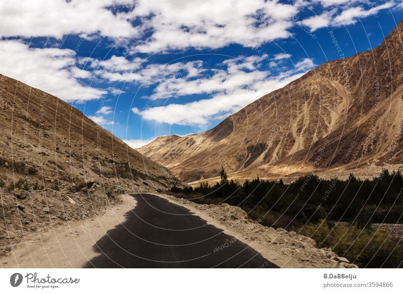 Serpentin durch das Nubra-Tal im Himalaya auf 3000m Höhe und rechts geht's bergab. Was für eine Landschaft im Norden von Indien, rechts und links nur 6000…