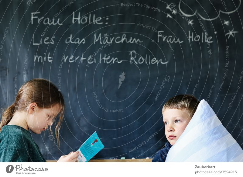 Homeschooling VI - Kinder lesen vor einer Tafel das Märchen Frau Holle mit verteilten Rollen, der Junge hält ein Kissen Schule Kindheit Schülerin Grundschule