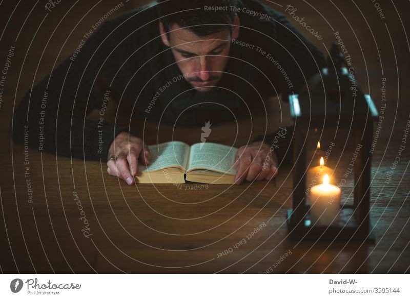 ein spannendes Buch bei Kerzenschein lesen Laterne Mann Leser Boden Literatur Bildung Studium Roman Spannung vertieft