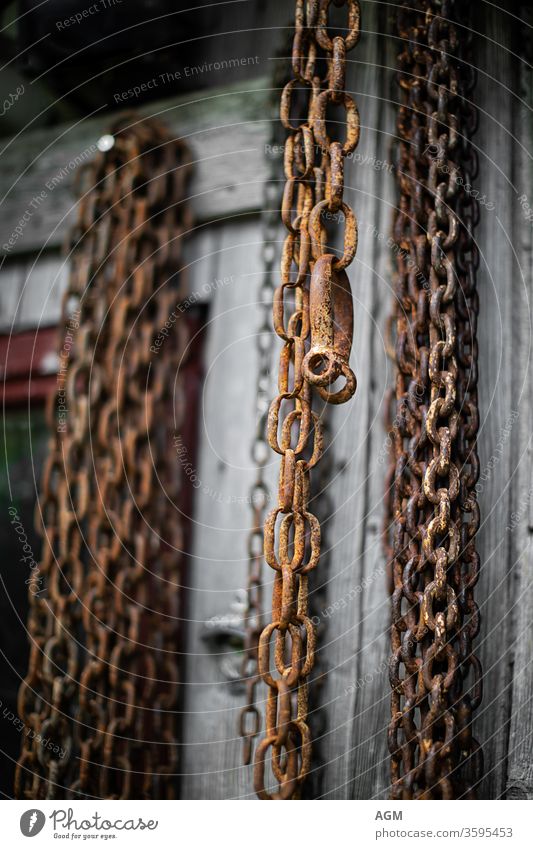 alte, rostige Eisenketten geordnet gelagert - ein lizenzfreies Stock Foto  von Photocase