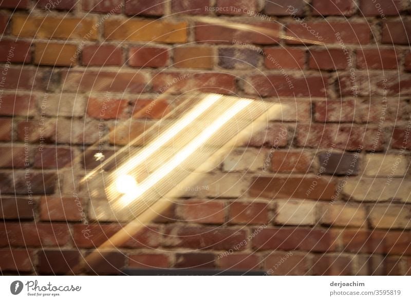 Licht Reflexion von einem Fenster mit Streifen  ,  mit Hintergrund an einer Mauer. Spiegelung Reflexion u. Spiegelung Tag Gebäude Architektur Bauwerk Kontrast