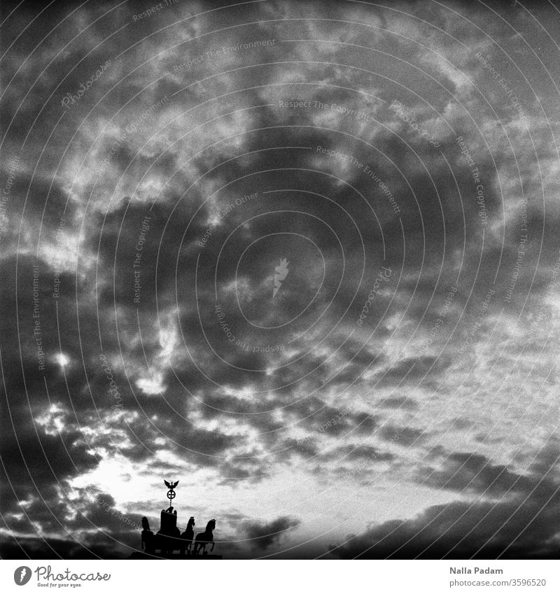 Düster der Himmel, klein die Quadriga düster Wolken Sonnenuntergang Nike Silhouette Schwarzweißfoto analog Analogfoto Sehenswürdigkeit Brandenburger Tor