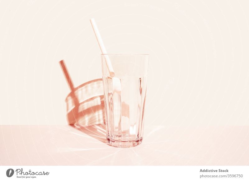 Leeres Glas mit Strohhalm im Atelier leer Glaswaren Kristalle trinken Getränk Erfrischung durchsichtig kalt Kunststoff Sommer dienen kreativ einfach sehr wenige