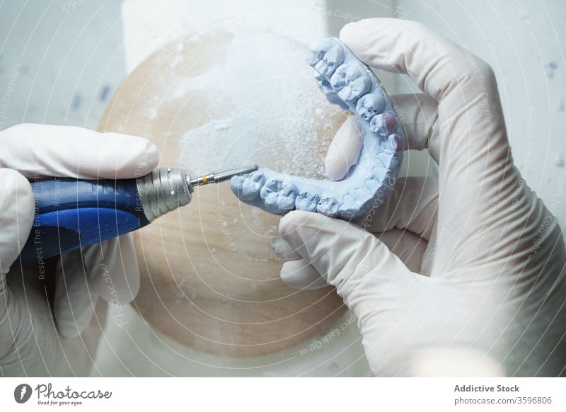 Zahnarzt, der im Labor mit Zahnersatz arbeitet Prothesen Grinden Werkzeug Arbeit dental medizinisch Instrument Stomatologie Zahnmedizin Gerät Medizin