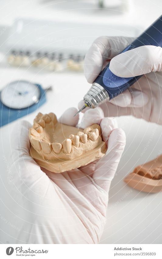 Zahnarzt, der im Labor mit Zahnersatz arbeitet Prothesen Grinden Werkzeug Arbeit dental medizinisch Instrument Stomatologie Zahnmedizin Gerät Medizin