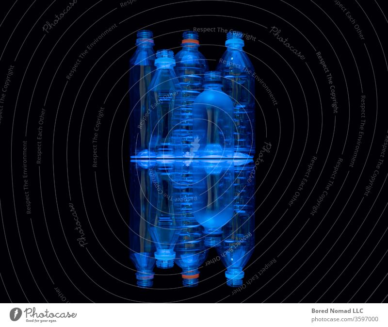 Neonblau beleuchtete, durchsichtige Recycling-Wasserflaschen aus Plastik. Flasche Kunststoff trinken liquide Sauberkeit übersichtlich Hintergrund Getränk cool