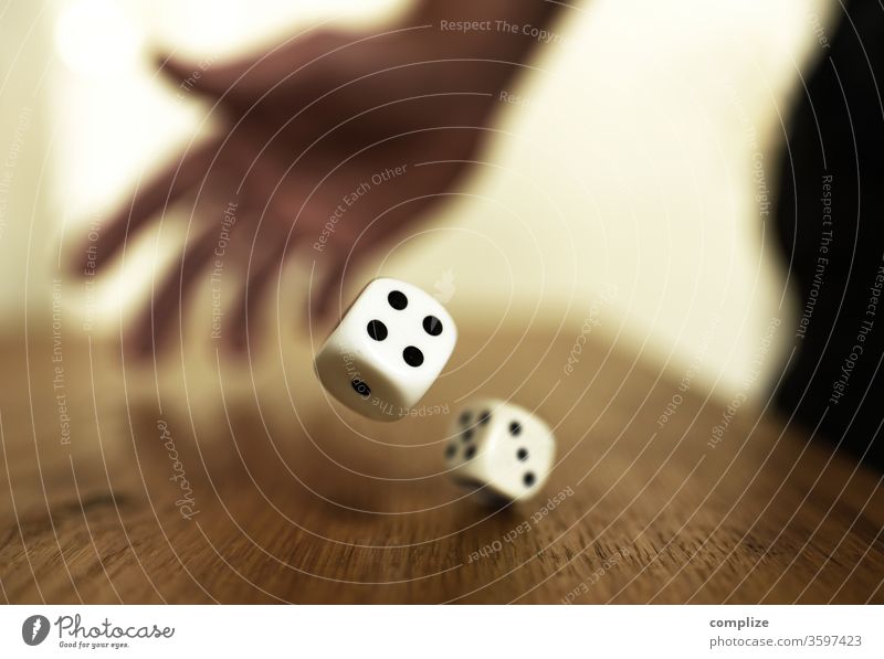 Fallende Würfel Glück Spielen Poker Tisch Erfolg Kapitalwirtschaft Börse Erwachsene Hand Holz Ziffern & Zahlen werfen Hoffnung gefährlich Spielsucht Konkurrenz