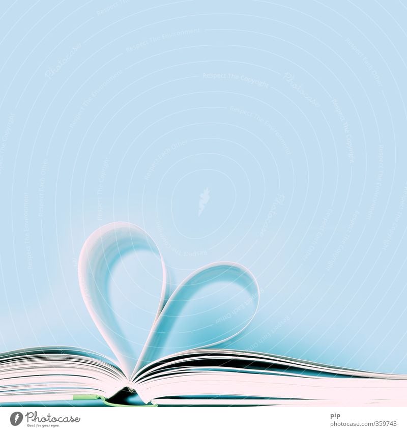liebesroman Buch Buchseite Roman Literatur Herz blau Leidenschaft lesen lernen herzförmig aufgeschlagen offen Papier Liebe Belletristik blättern Farbfoto