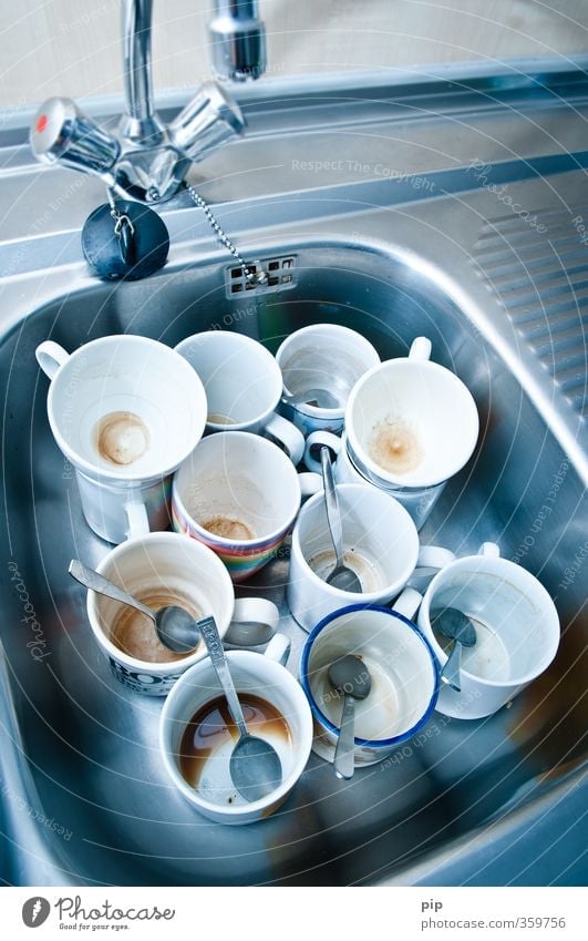 keine tassen mehr im schrank Küche Küchenspüle Wasserhahn Tasse Kaffeetasse Kaffeelöffel Geschirr trashig voll gebraucht dreckig leer alt Geschirrspülen
