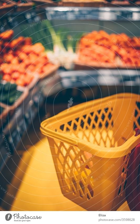 Einkaufskorb in der Gemüseabteilung im Supermarkt Einkaufswagen einkaufen Lebensmittel Obst Abteilung Konsum Einzelhandel gelb Kunde leer frisch