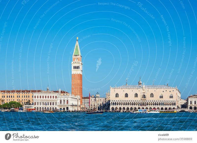 Der Markusplatz mit Dogenpalast und Markusturm in Venedig, Italien Palazzo Ducale Campanile di San Marco Piazza San Marco Urlaub Reise Stadt Architektur Barock