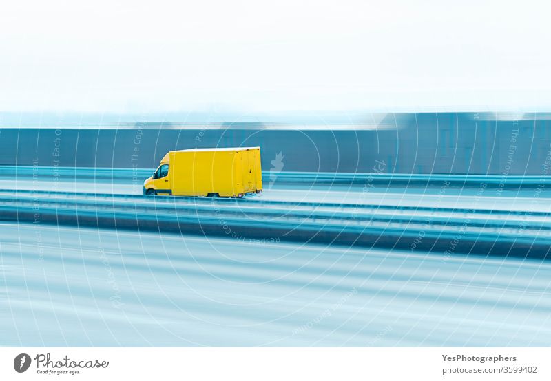 Lieferwagen auf der Autobahn. Gelber Lieferwagen in Bewegung Asphalt Automobil blanko Business PKW Ladung Textfreiraum Kurier Versand fahren leer schnell