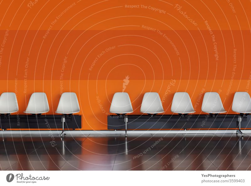 Leere Stühle in einer Reihe Weiße Stühle an der orangefarbenen Wand. Flughafen verbündet Publikum Business Stuhl Sauberkeit bequem Unternehmen Zeitgenosse Gang