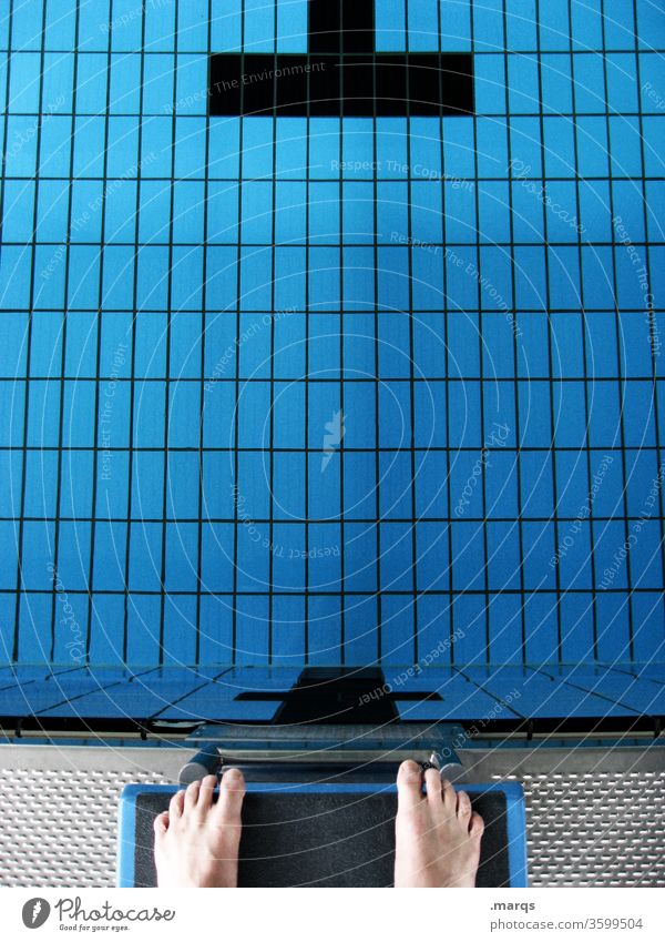 Startposition Schwimmen & Baden Startblock Wasser Füße Vogelperspektive Schwimmbad Beckenrand Kacheln Ziel