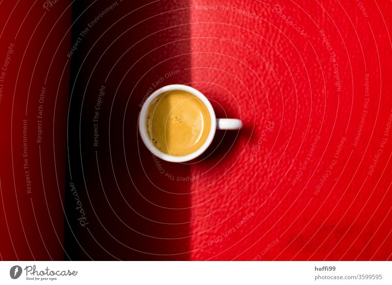 Espresso auf einem roten Sofa Kaffee Tasse Getränk Kaffeepause trinken Kaffeekanne gemahlener Kaffee Koffein aromatisch Frühstück Lebensmittel heiß rotes Sofa