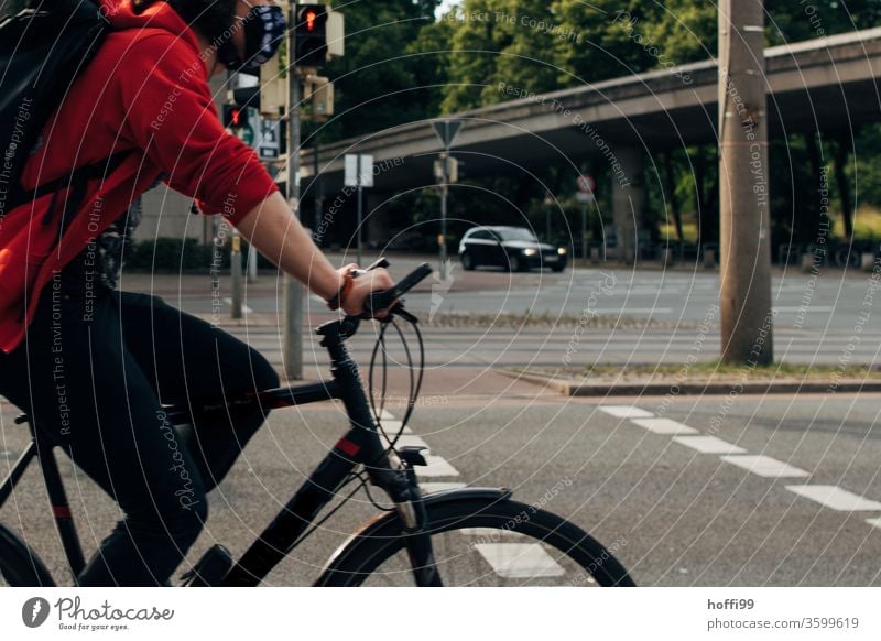 Fahrradfahrer fährt durch Bild Fahrradfahren Vogelperspektive Radweg Mann Straße Aktion Erwachsene Wege & Pfade Gesundheit Außenaufnahme Sport Lifestyle Verkehr