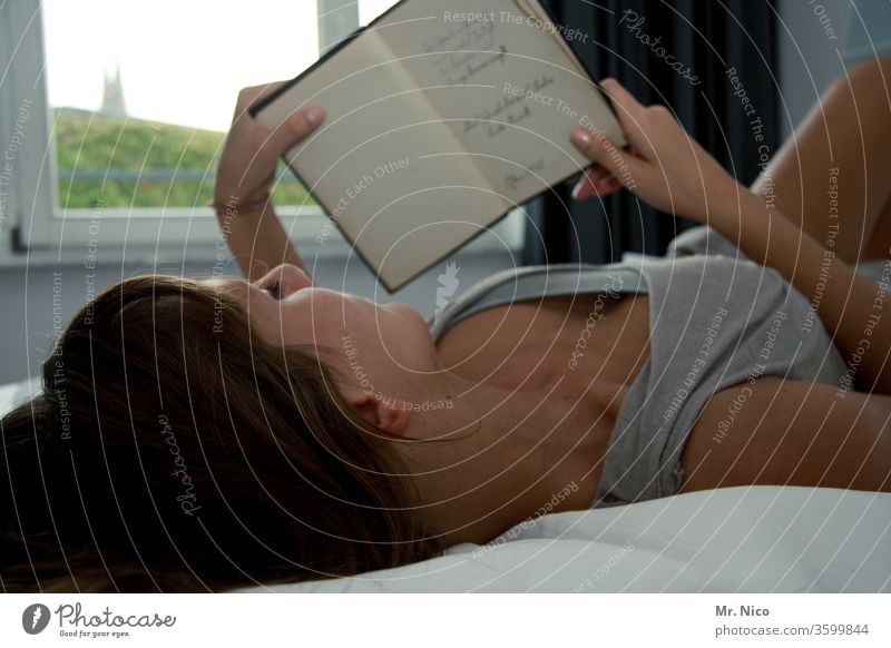 Druckerzeugnis | Lesen macht schön schlafzimmer gemütlich Bett zuhause Buch Schlafzimmer Erholung Frau Morgen festhalten Fenster Dekolleté Freizeitkleidung