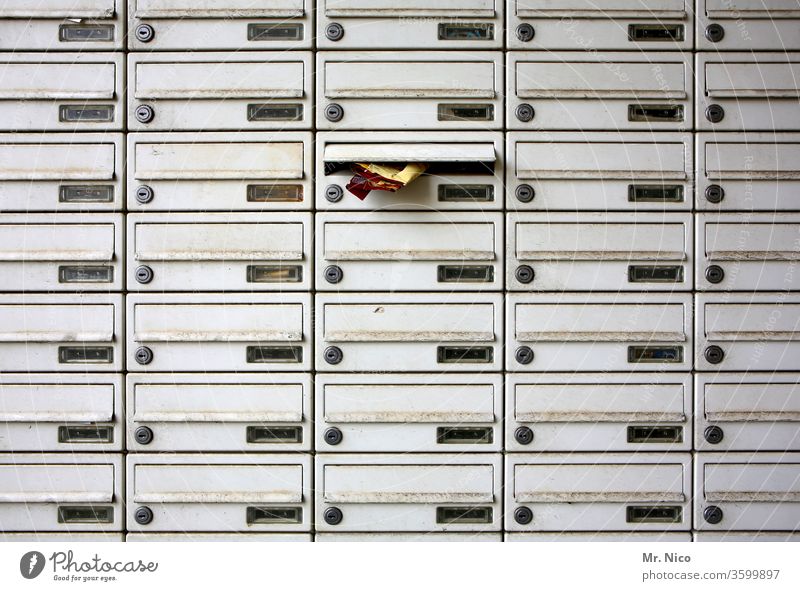 Posteingang Briefkasten Briefkastenschlitz briefkastenfirma anonym mietshaus Werbeprospekte Metall Detailaufnahme Kommunizieren Schlitz viele unerkannt