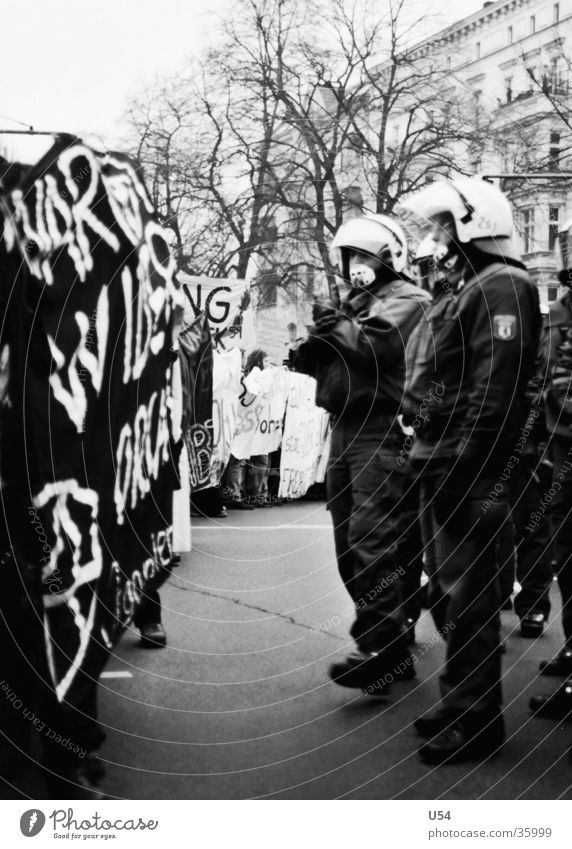 Yorck 59 #3 Aggression Demonstration Menschengruppe Vorderseite Hass Gewalt Polizist Systemfeinde Resignation Menschenrechte