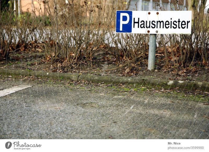 Reserviert ! Hausmeister Parkplatz Arbeit & Erwerbstätigkeit parken parken verboten Verkehr Hinweisschild Schilder & Markierungen privatparkplatz Parkschild