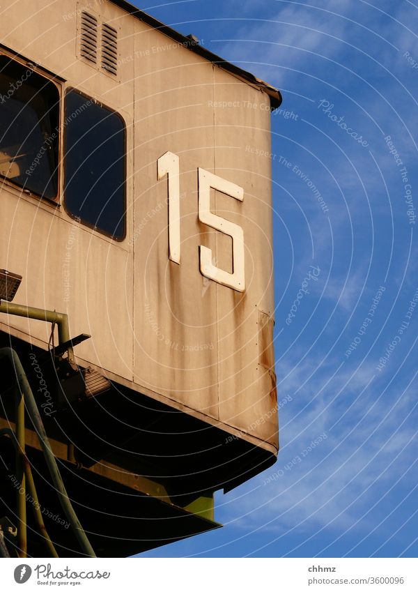15 Ziffern & Zahlen Kran historisch Himmel Rost Patina Menschenleer Außenaufnahme Schilder & Markierungen Schriftzeichen Hafen Metall Wand Nummer alt Fenster