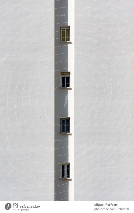 Detail eines Gebäudes, bei dem nur eine Reihe von kleinen Fenstern vertikal zu sehen ist Fassade Appartement Architektur Turm Wolkenkratzer Himmel Urbanisierung