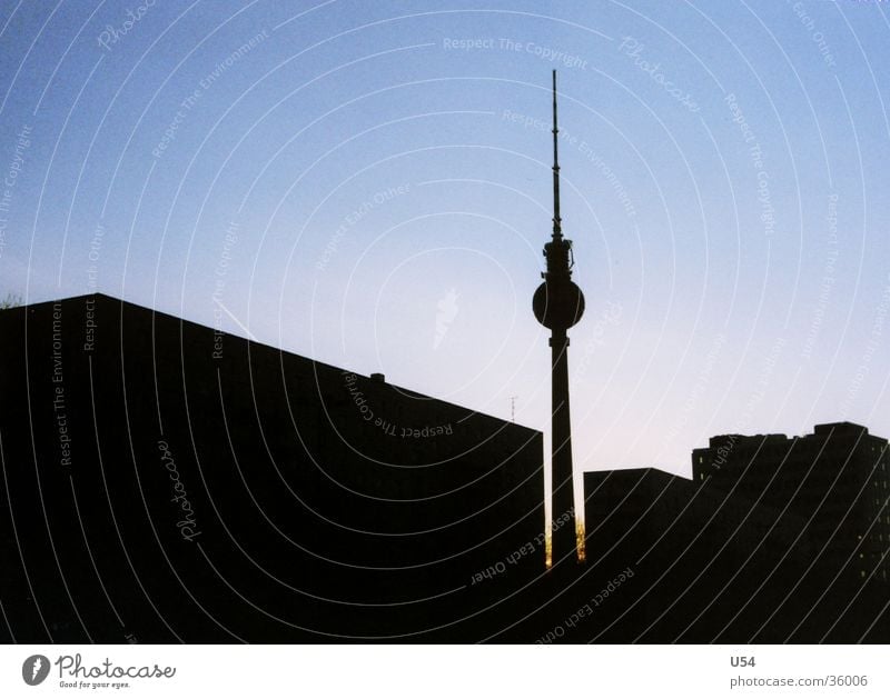 Profil Silhouette Haus Stimmung Physik Architektur Berlin Berliner Fernsehturm Abend Himmel Turm Sonne Wärme