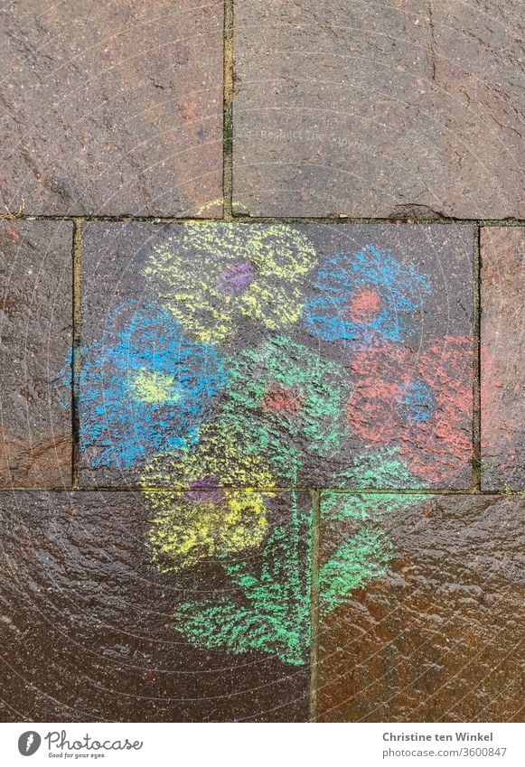 verregneter Blumenstrauß, mit Straßenmalkreide auf Natursteine gemalt Kreide Strassenmalkreide Strassenmalerei bunt malen nass Regen Nässe glänzend rot blau