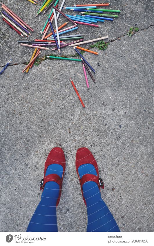 weibliche beine vor einem haufen buntstifte auf asphalt malen zeichnen Buntstifte Haufen Durcheinander heruntergefallen Straße Asphalt viele Frau stehen Beine
