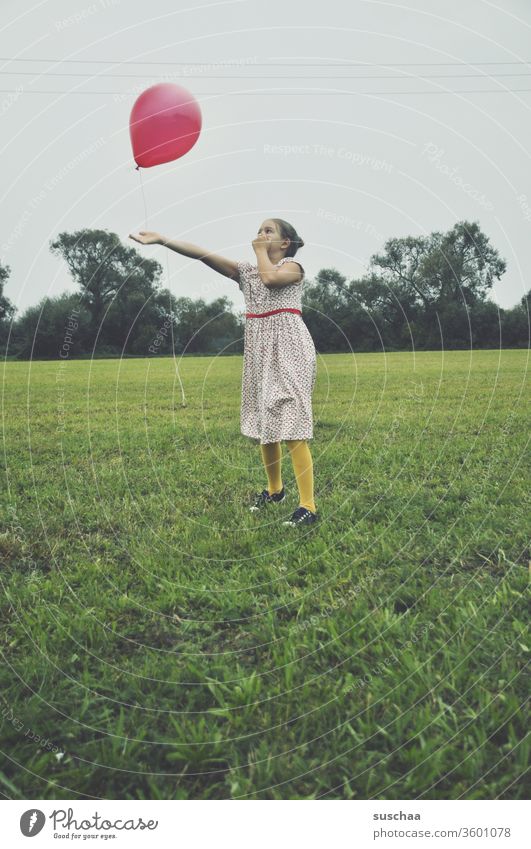 mädchen auf einer wiese mit einem roten luftballon Wiese Feld Natur Büsche Gras Mädchen Kind Kleid Luftballon spielen wegfliegen Sommer retro Kindheit Freiheit