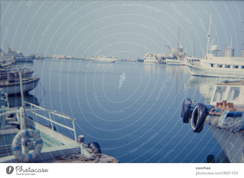 altes dia eines yachthafens irgendwo in griechenland retro Dia 70er Jahre Meer Wasser blau Ägäis Griechenland Hafen Yachthafen Boote Schiffe Anlegeplatz