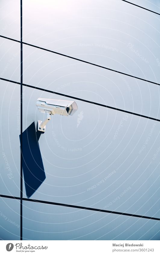 CCTV-Kamera an einer Wand eines Bürogebäudes. Fotokamera cctv Sicherheit elektronisch Kontrolle System Schutz blau Überwachung Video Technik & Technologie Gerät