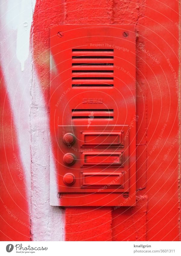 Klingelschild mit drei Klingeln und Sprechanlage komplett rot gesprayt Rot Graffiti Außenaufnahme Namensschild weiß Farbfoto Wand Mauer Tag Haus Detailaufnahme