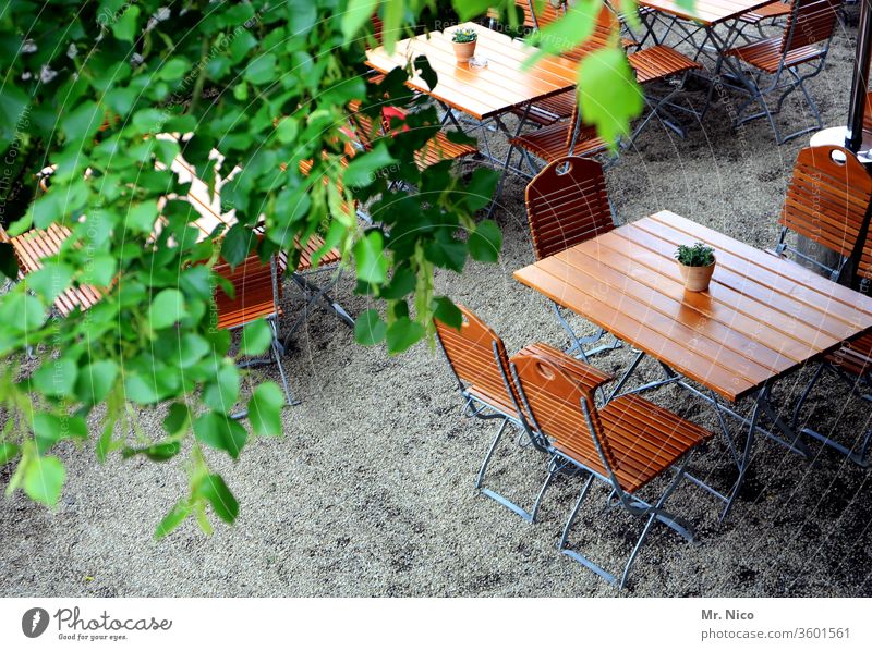 Vorfreude I auf einen Biergartenabend ohne Abstandsregeln ausgehen Tisch Stuhl Sommer Holztisch Café Restaurant Zusammensein Stammtisch reserviert hinsetzen