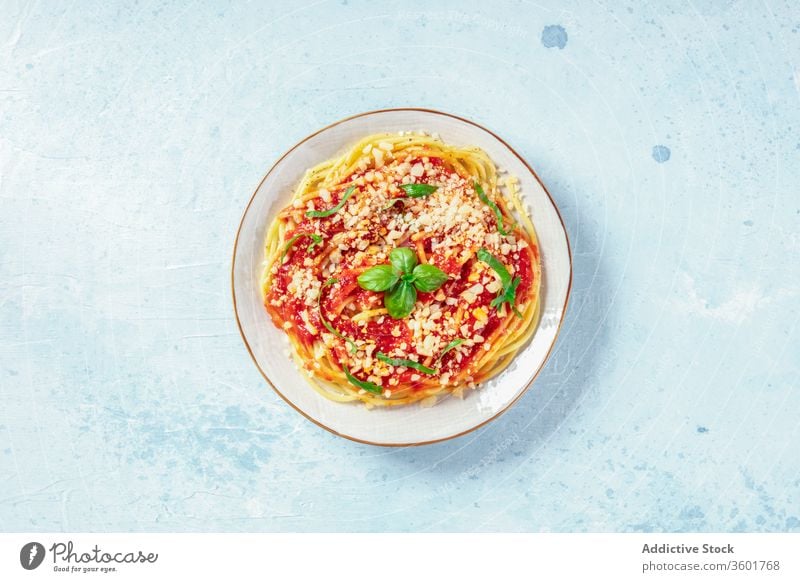Italienische Nudeln. Spaghetti mit Tomatensauce, Käse und Basilikum, Überkopfaufnahme mit Platz für Text Spätzle Teller rot Saucen Parmesan Blätter Lebensmittel
