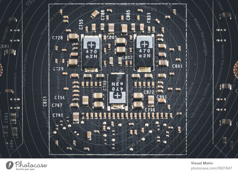Makroansicht von elektronischen Komponenten der Leiterplatte einer Grafikkarte Platine Mikrochip graphisch integrierte Schaltung Postkarte Element Holzplatte