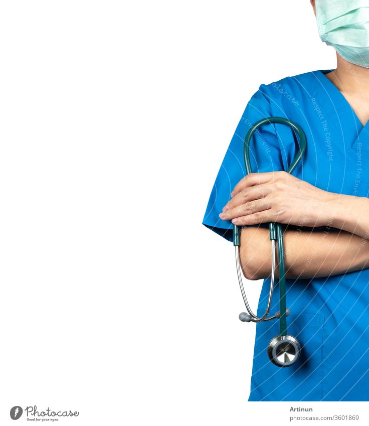 Chirurgen tragen blaue OP-Hemduniform und grüne Gesichtsmaske. Arzt steht mit verschränkten Armen und hält das Stethoskop in der Hand. Arzt im Gesundheitswesen. Chirurg steht mit Zuversicht. Vertrauen.