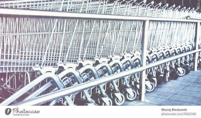 Reihe von leeren Einkaufswagen. Karre Supermarkt Einzelhandel Handwagen Laden kaufen Werkstatt Korb Markt Instagrammeffekt Business Lebensmittelgeschäft