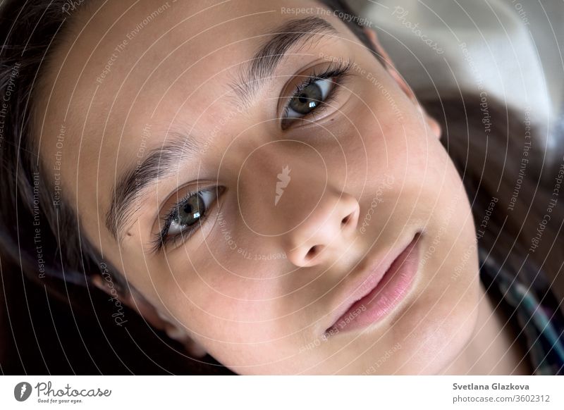 Portrat Eines Schonen Jungen Kaukasisch Gebraunten Madchens Auf Weissem Hintergrund In Nahaufnahme Lange Wimpern Und Naturlich Braune Augenbrauen Grunes Auge Schonheitskonzept Ein Lizenzfreies Stock Foto Von Photocase