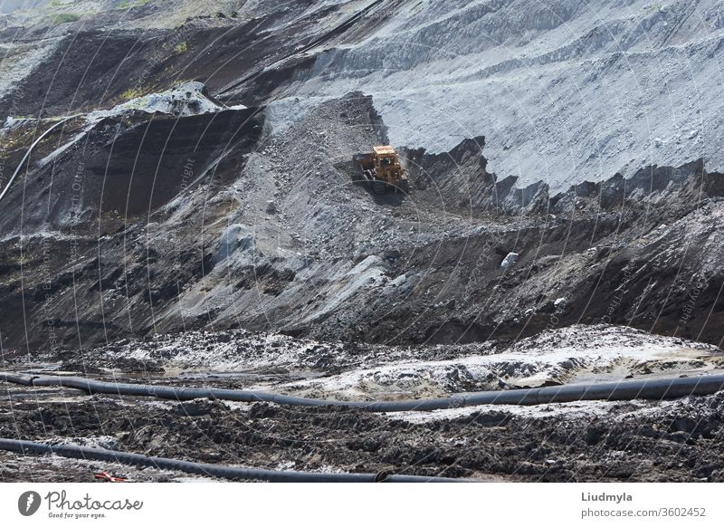 Ein Bulldozer bei der Arbeit in einem Steinbruch im Freien Entladung Boden Rad Bahn bauen Erdbewegung Berge u. Gebirge Herstellung Mineral Entwicklung