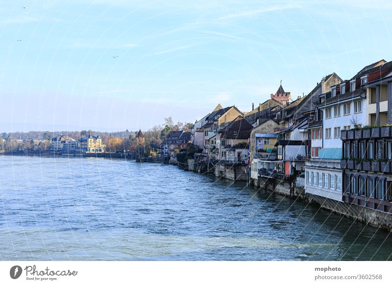 Gebäude am Rhein, Altstadt, Rheinfelden, Aargau Häuser aargau altstadt baden baden-württemberg deutschland fließen fluss grenze grenzfluss grenzverkehr herbst