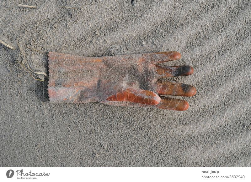 Plastikmüll am Strand – Handschuh orange Umweltverschmutzung plastik Kunststoff Gummi Müll Meer Sand Küste Recycling Problematik Natur Schmutz achtlos