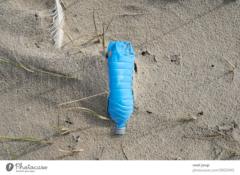 Plastikmüll am Strand – Flasche, blau Umweltverschmutzung plastik Kunststoff Gummi Müll Meer Sand Küste Recycling Problematik Natur Schmutz achtlos ökologisch