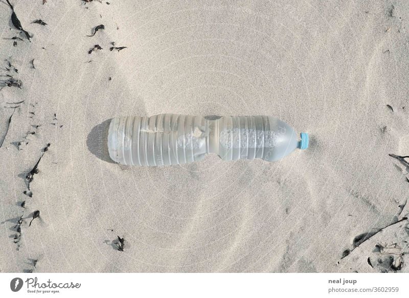 Plastikmüll am Strand – Flasche, transparent Umweltverschmutzung plastik Kunststoff Gummi Müll Meer Sand Küste Recycling Problematik Natur Schmutz achtlos