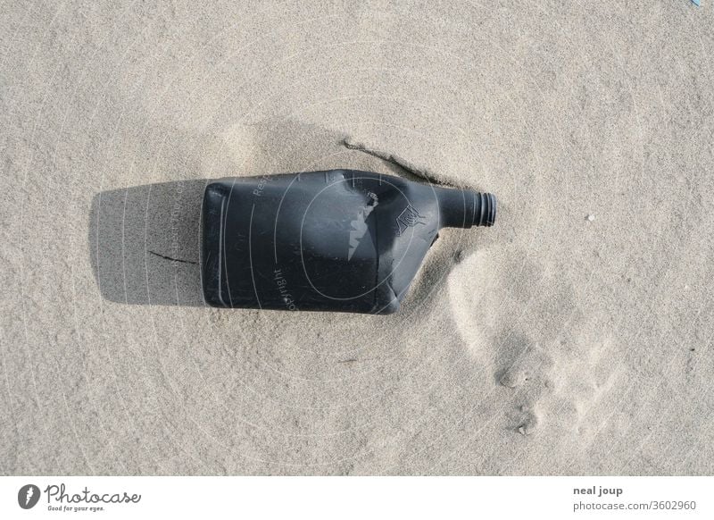 Plastikmüll am Strand – Kanister, schwarz Umweltverschmutzung plastik Kunststoff Gummi Müll Meer Küste Recycling Problematik Natur Schmutz achtlos ökologisch